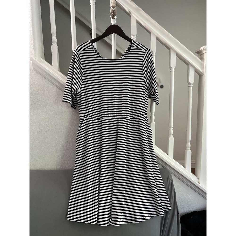 Torrid Dress Size 1 Striped Short Sleeves Open Back Dress
